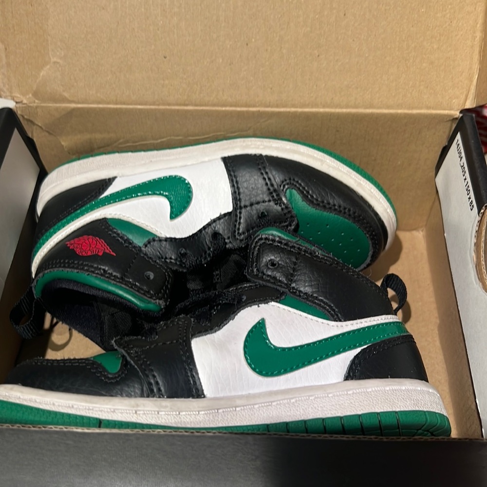Kids Toddler size 9c. In good condition. Feel free to ask any questions